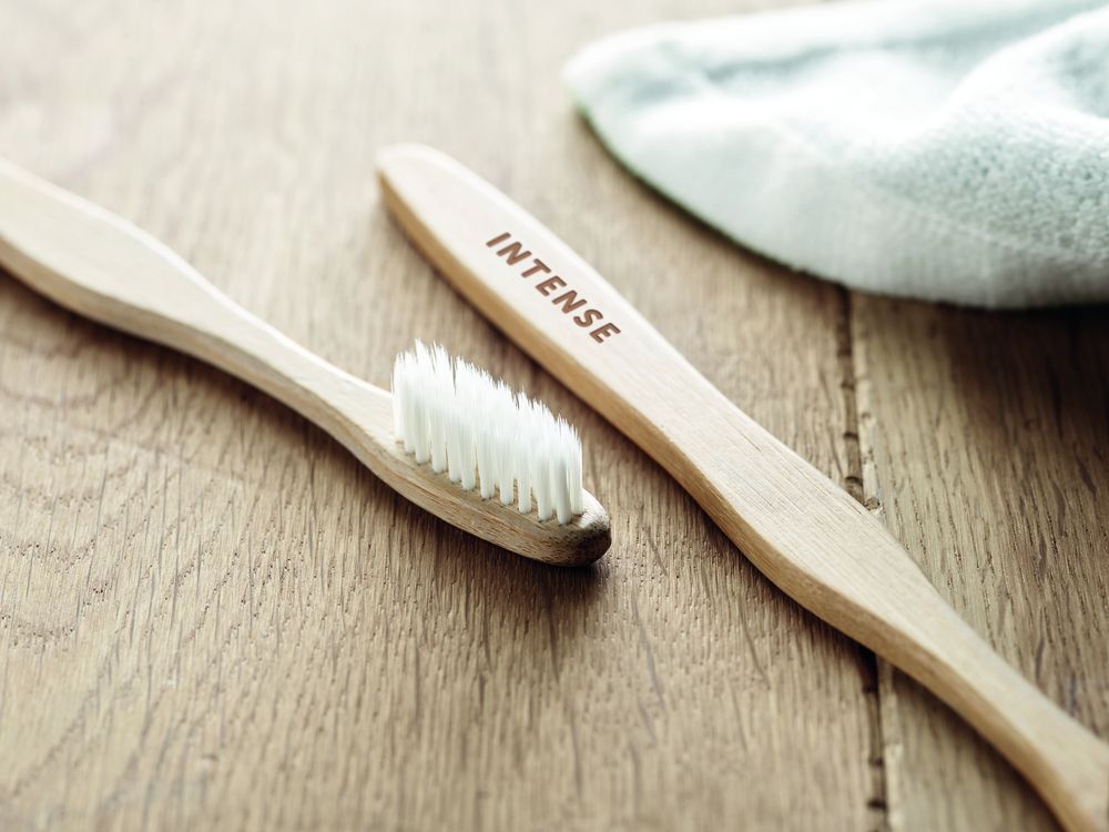 GiftRetail MO9877 - DENTOBRUSH Escova de dentes em bambu